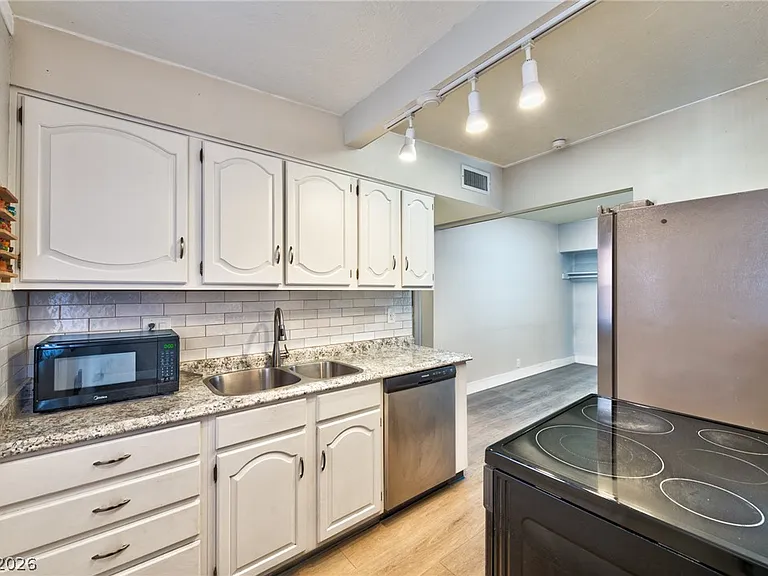 612 Stanford St — Photo 4