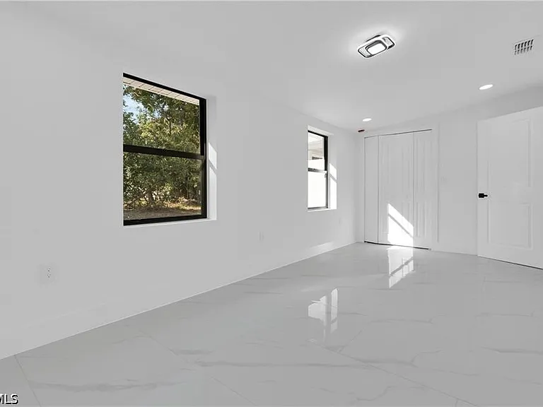 356 New York Dr — Photo 14