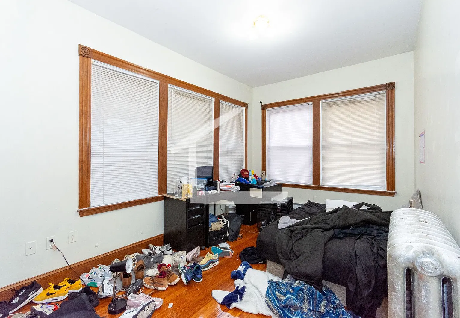 Charming 3 Bedroom-No Broker Fee — Photo 2