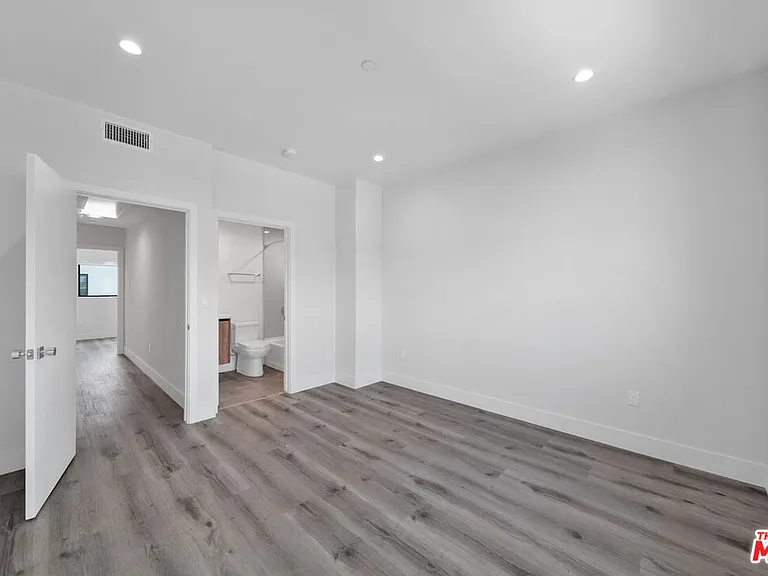 11524 Emelita St — Photo 9