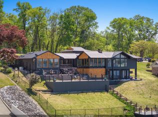 105 Lake View Dr, Muscle Shoals, AL 35661