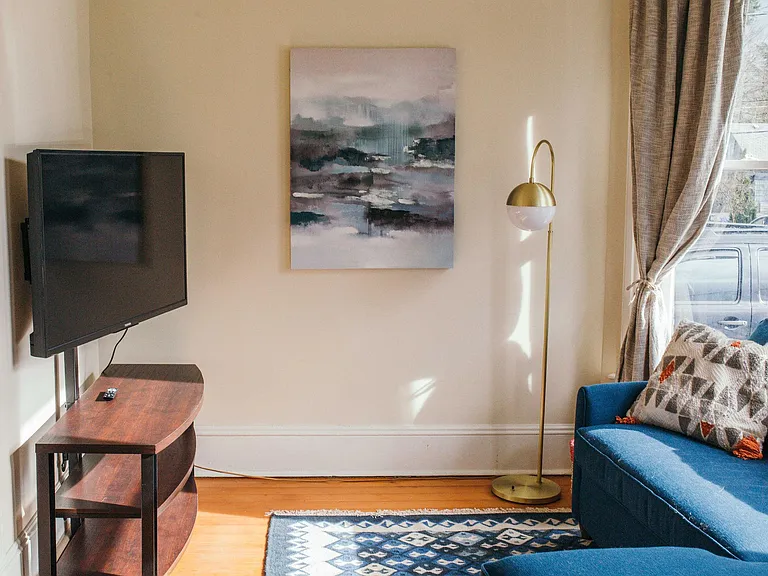 533 NE Graham St — Photo 3