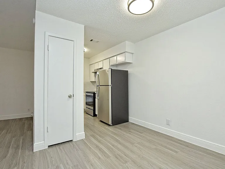 St. Edwards Place Apartments — Photo 36