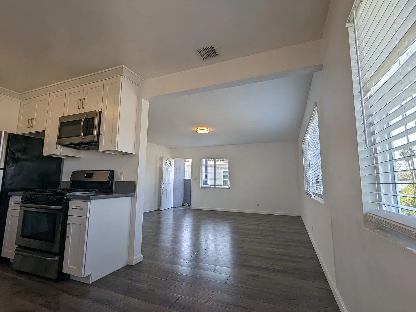 2 bed, 1.0 bath, 959 sqft, $3,000 — Photo 3