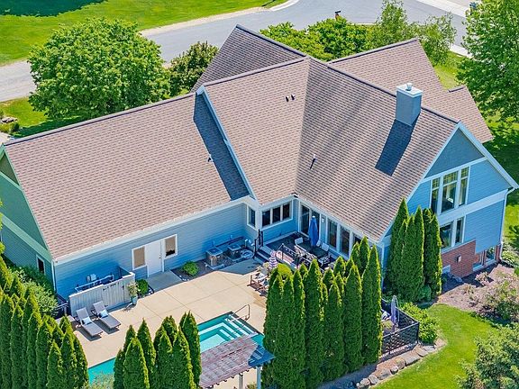 3rd image of 5596 Surrey Lane