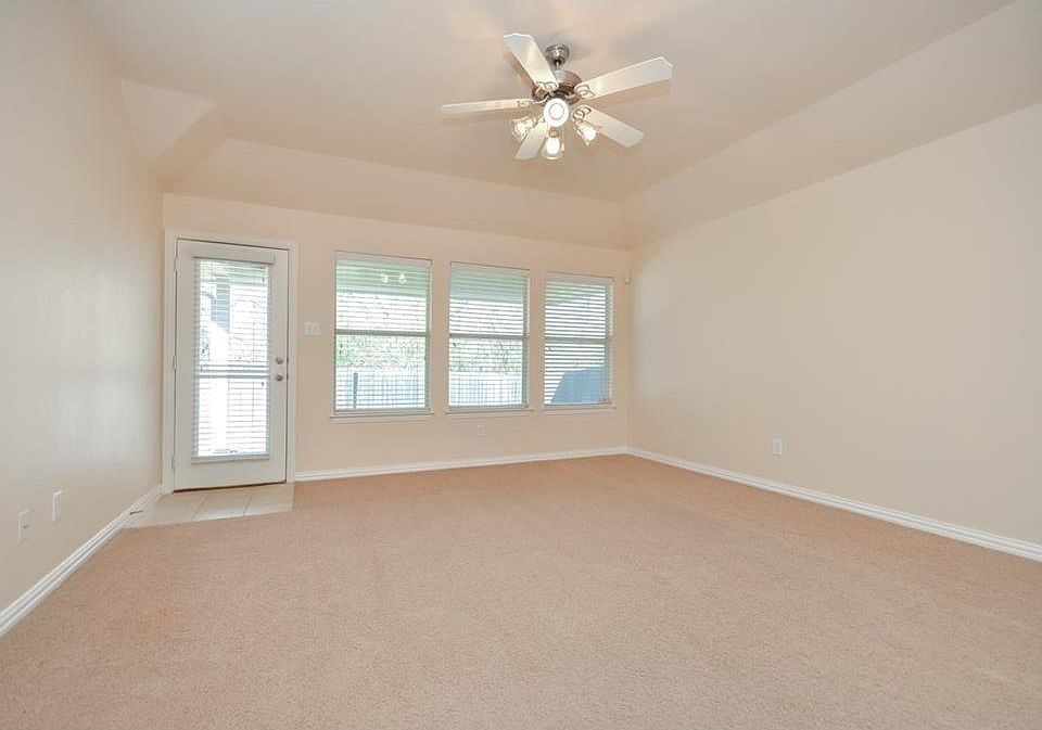 1st image of 824 Creekside Dr