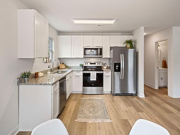 Kitchen with Shaker cabinets (Soft Close Doors and Drawers)