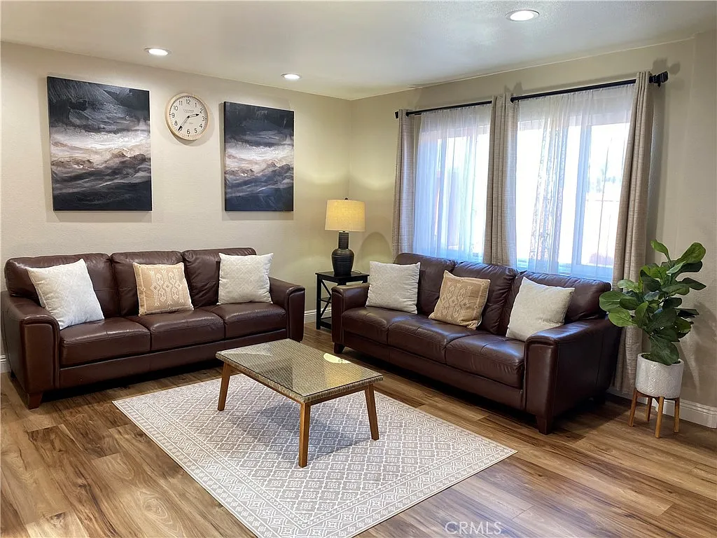 4 bed, 2.5 bath, 1797 sqft, $4,900 — Photo 2