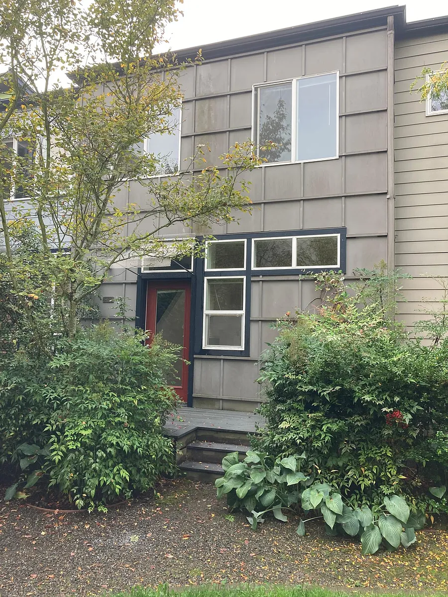 Building Photo - 235 11th Ave E