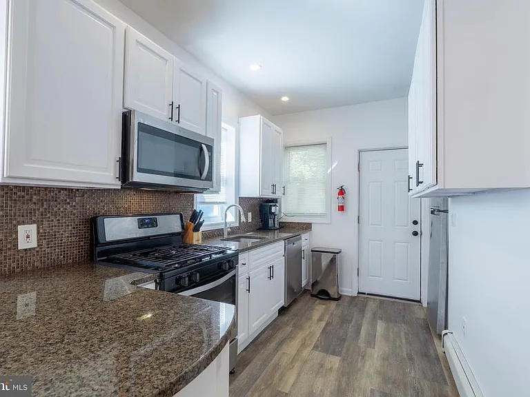 233 Park Ln — Photo 9
