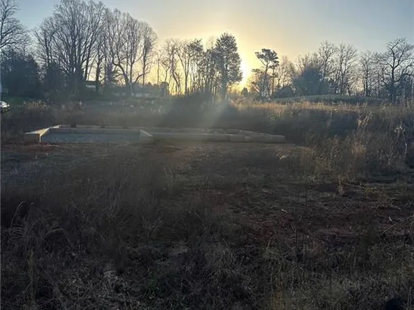 5705 Marshallgate Dr, Winston Salem, NC 27105