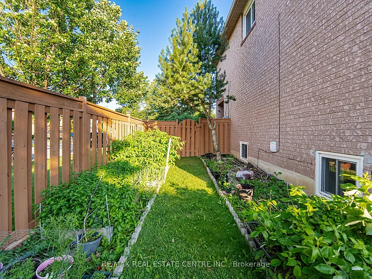 3725 Althorpe Cir N — Photo 45