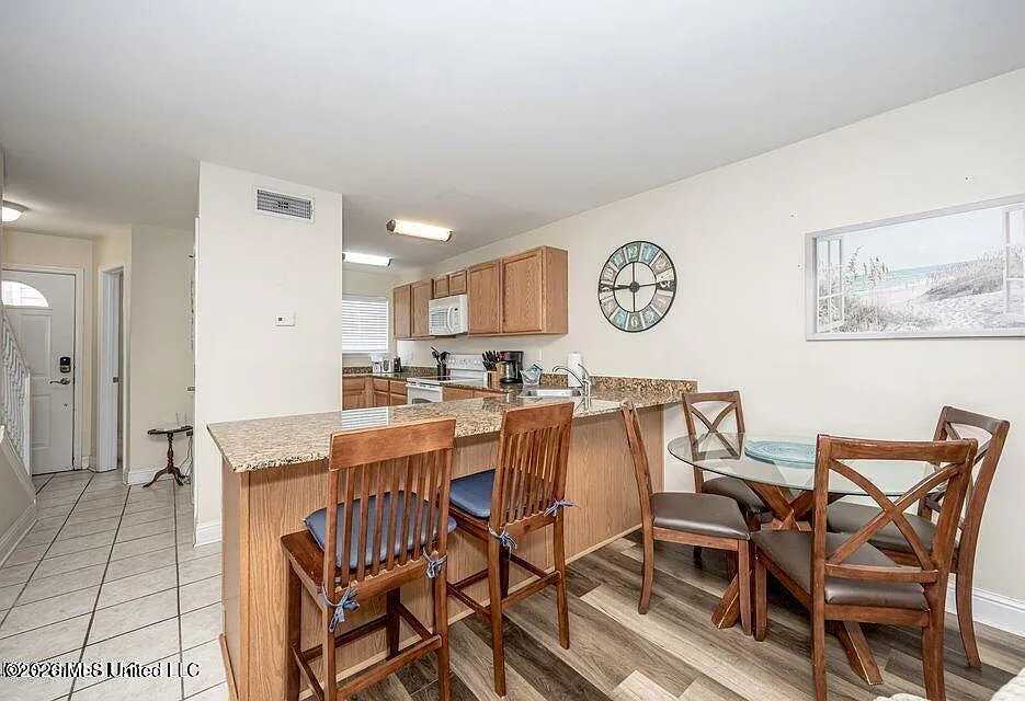 2 bed, 1.5 bath, 985 sqft, $2,100 — Photo 4
