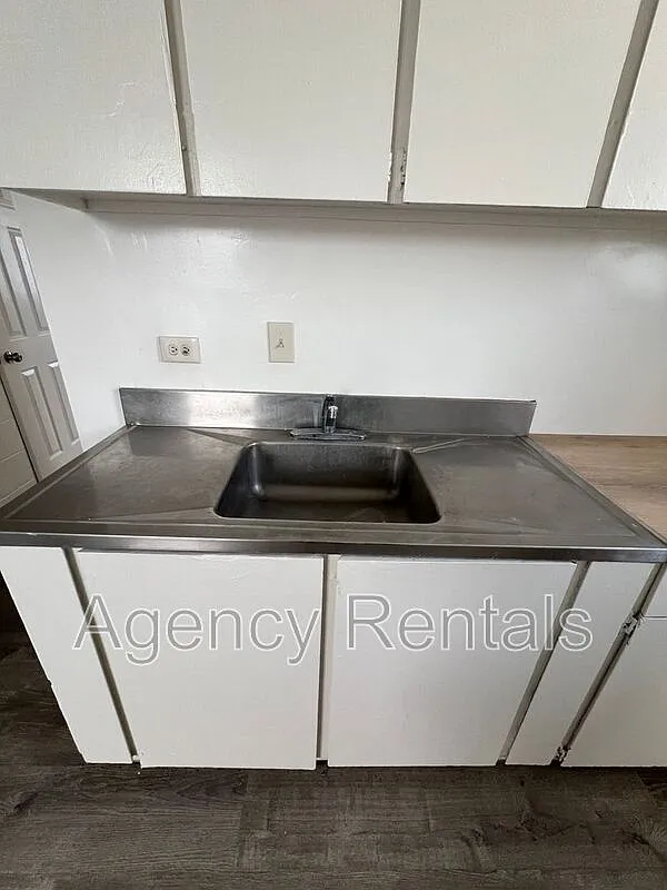 2 bed, 1.0 bath, $1,900 — Photo 4