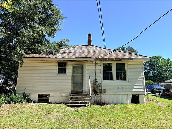 4th image of 18 Dogwood St