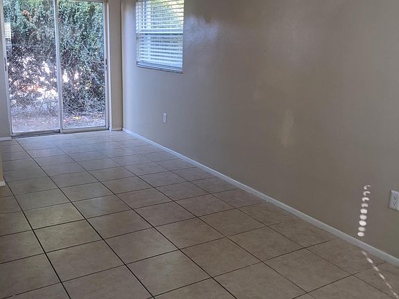 Livingroom into dining area