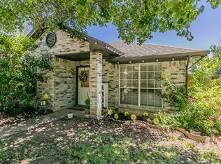 724 Oak Park Dr, Azle, TX 76020