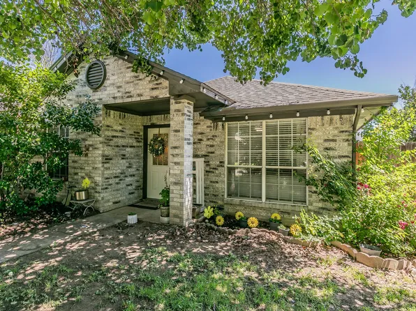 724 Oak Park Dr, Azle, TX 76020