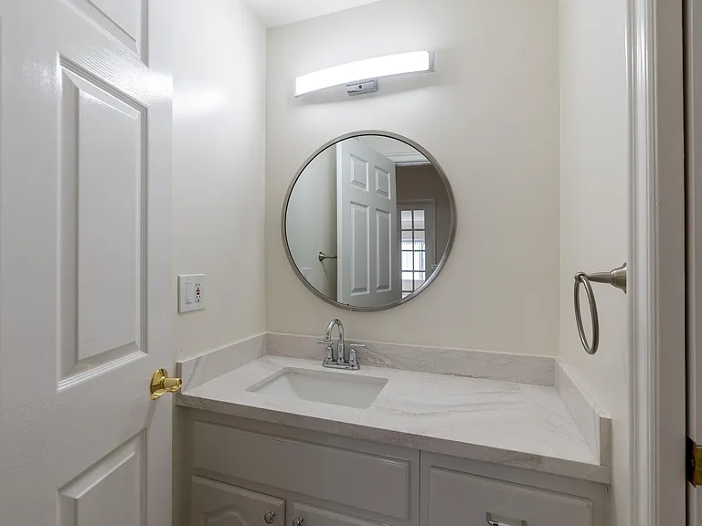 1760 N Alexandria Ave — Photo 11