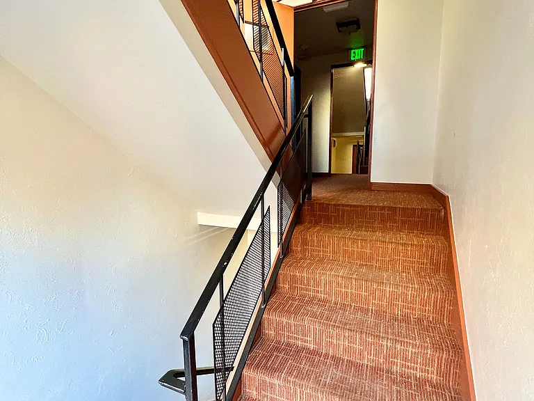 Explore the elegance of this modern staircase, offering a warm welcome and sophisticated design.