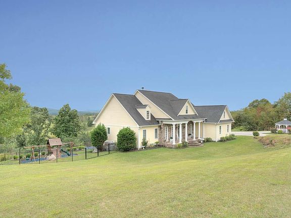 4th image of 3425 Country Meadow Dr