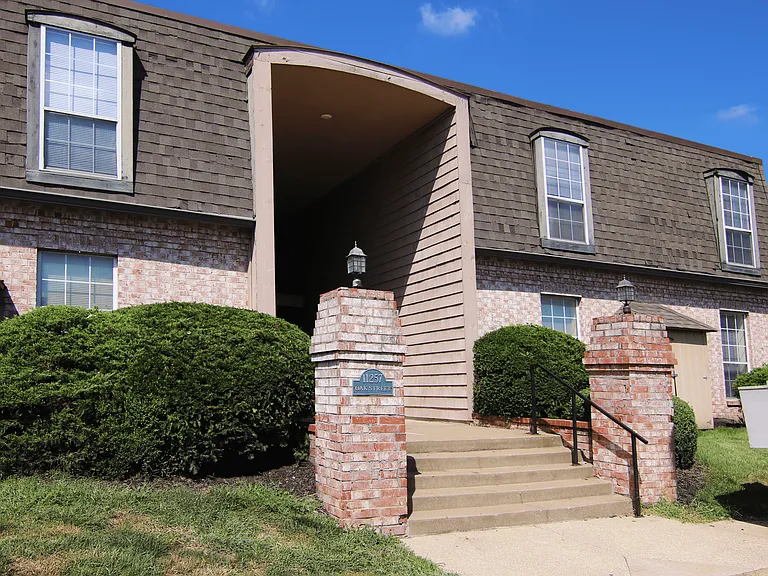 Coach House Apartments — Photo 21