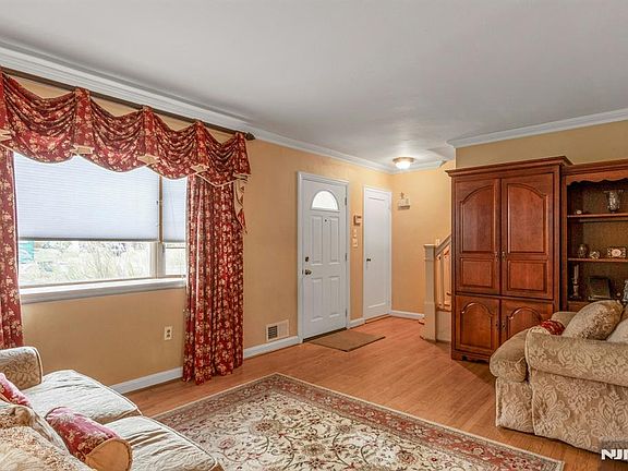 5th image of 378 Windsor Rd