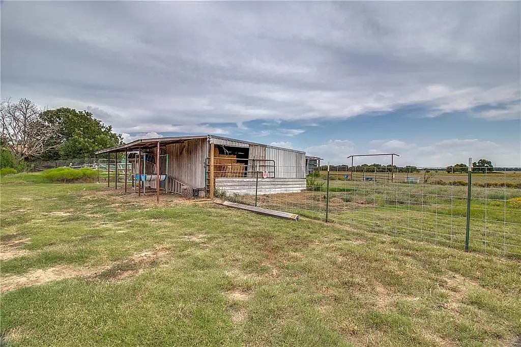 5 bed, 1752 sqft, $2,500 — Photo 3
