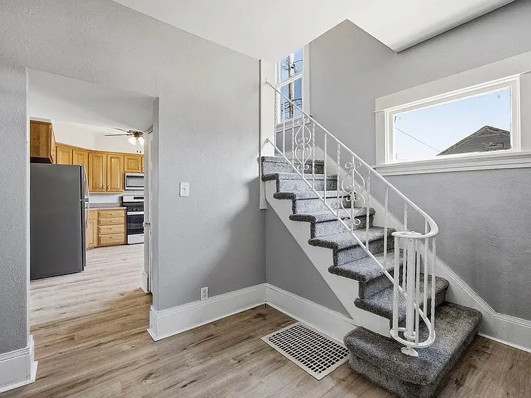818 10th Ave SW — Photo 4