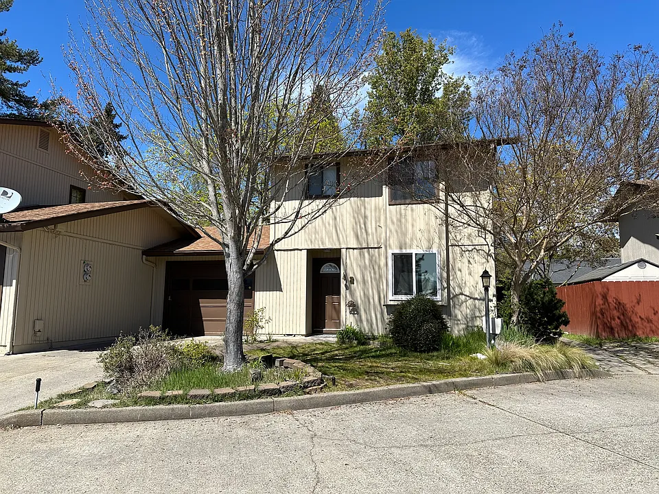 47 SW Eastern Ave #2