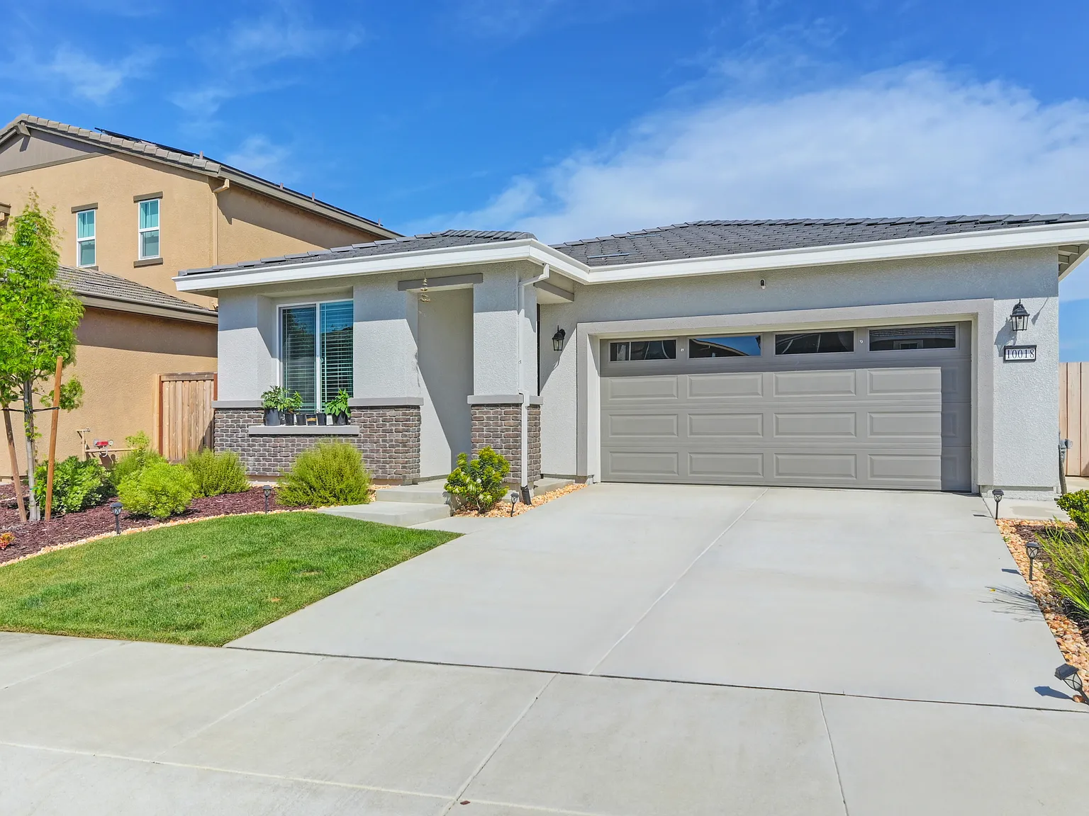 3 bed, 1600 sqft, $3,300 — Photo 2