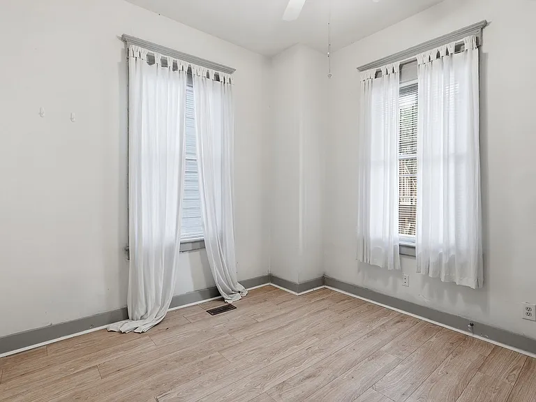538 E Waldburg St — Photo 29