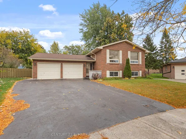 24 Huntington Cir, Welland, ON L3C 6J4
