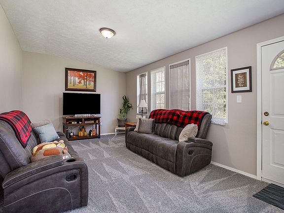 3rd image of 66 Oakley St