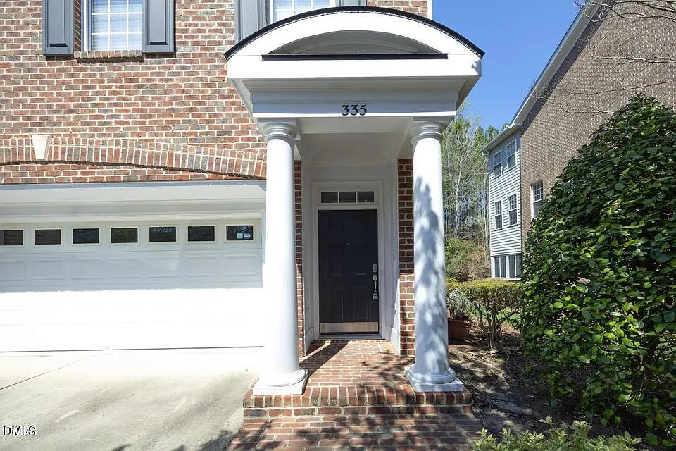 3 bed, 3.5 bath, 3118 sqft, $2,500 — Photo 2