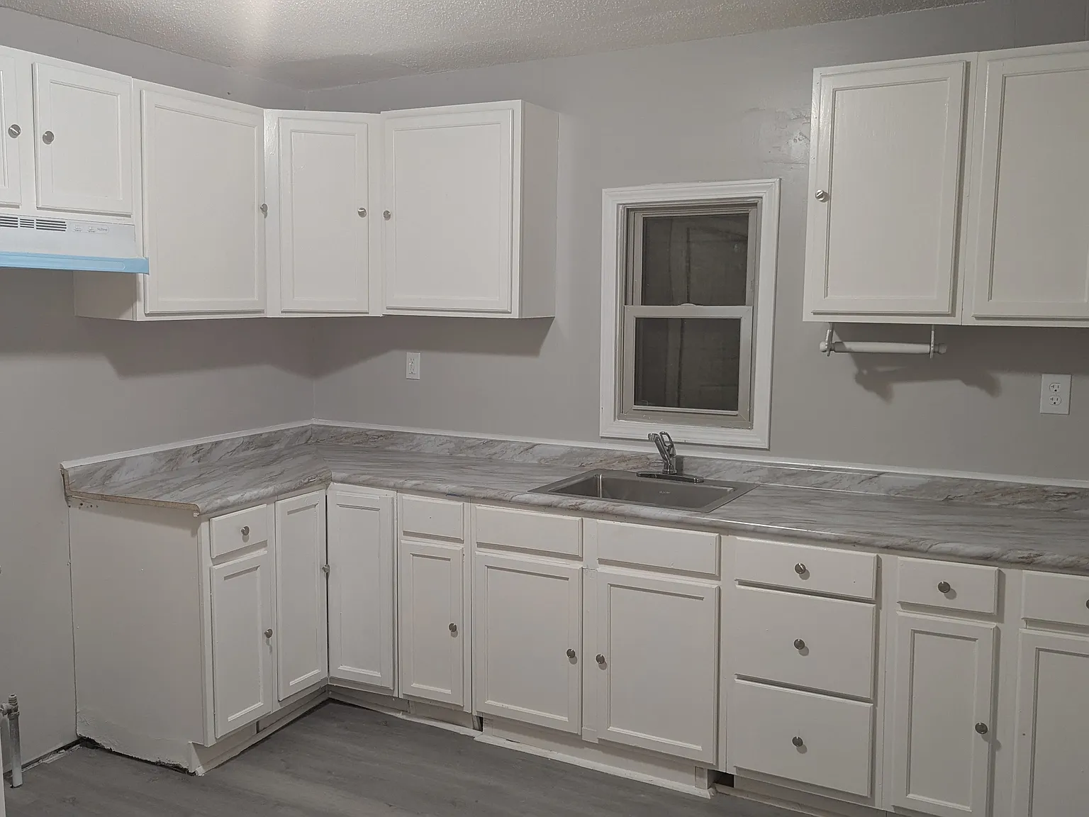 3 bed, 1.0 bath, 1128 sqft, $1,000 — Photo 3