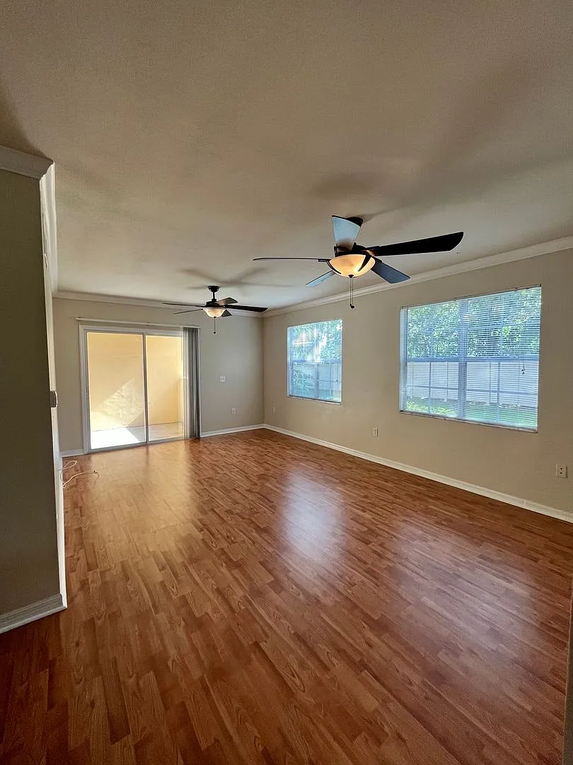 1/1 unit available now for an annual lease — Photo 4