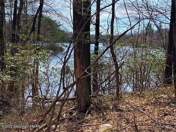 37 Lake Dr, Long Pond, PA 18334