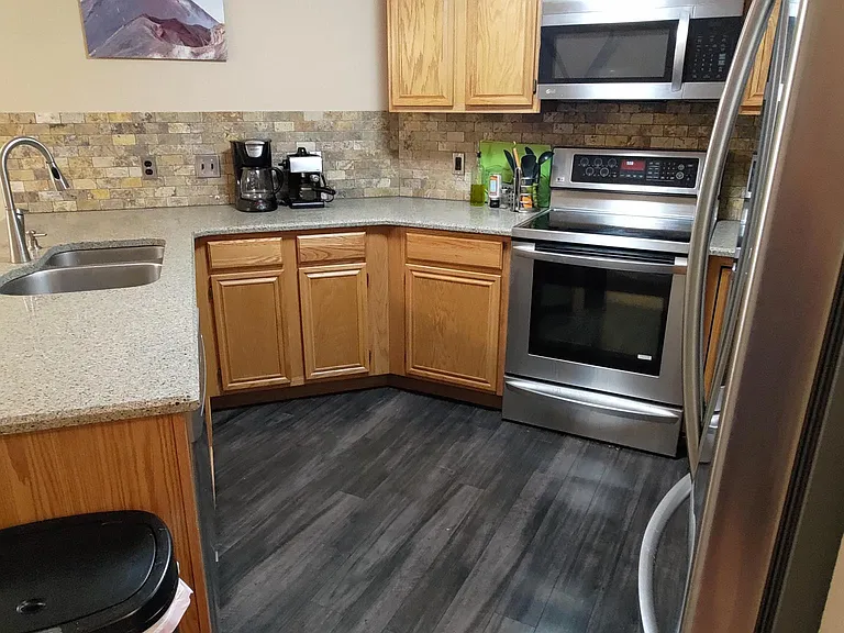 1505 Point Dr — Photo 2
