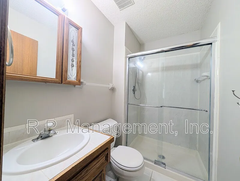 5 bed, 3.0 bath, 2400 sqft, $2,897 — Photo 3