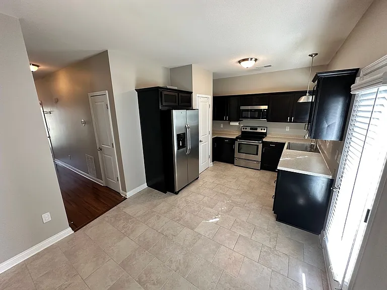 408 Cunningham Ln — Photo 8