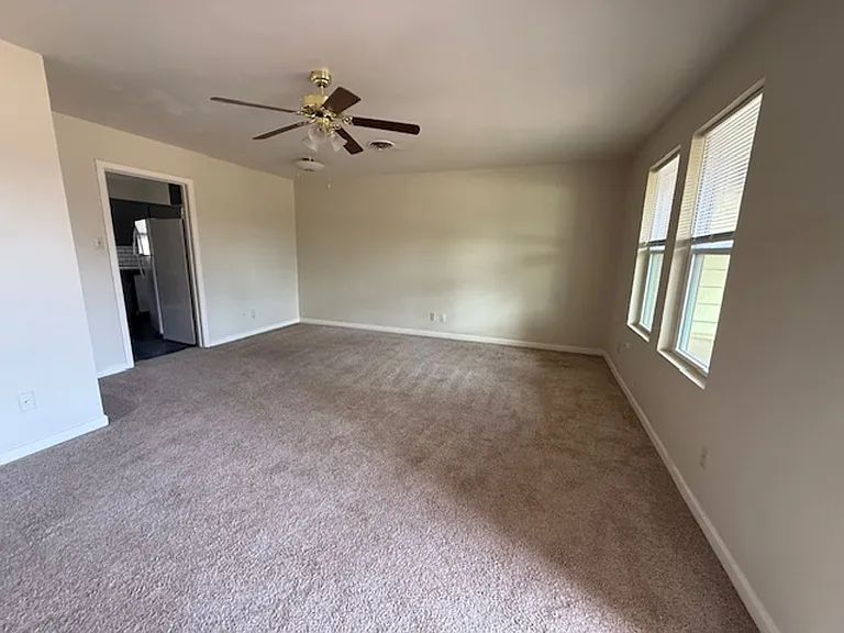 806 Redwood Dr — Photo 3