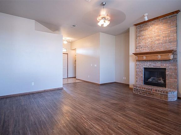 3rd image of 325 Lone Oak Dr