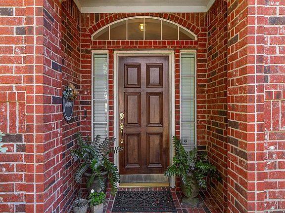 Warm and welcoming entry. Come on in.....