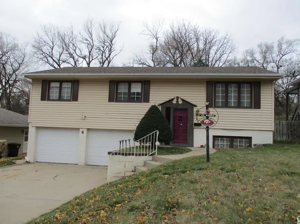 3253 Viking Dr, Sioux City, IA 51104