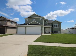 3409 Woodside Dr SE, Minot, ND 58701