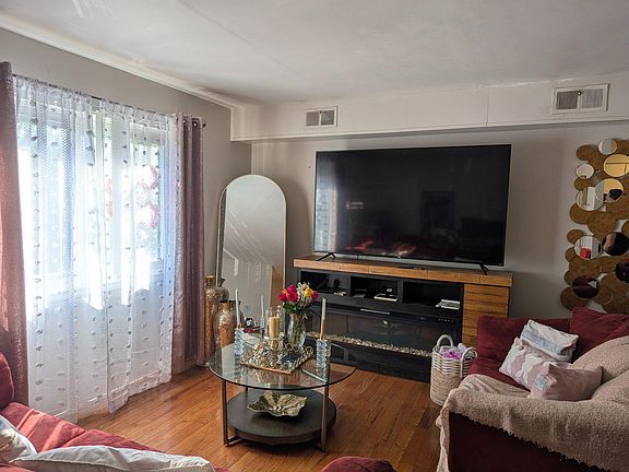 2nd image of 579 Allengrove St