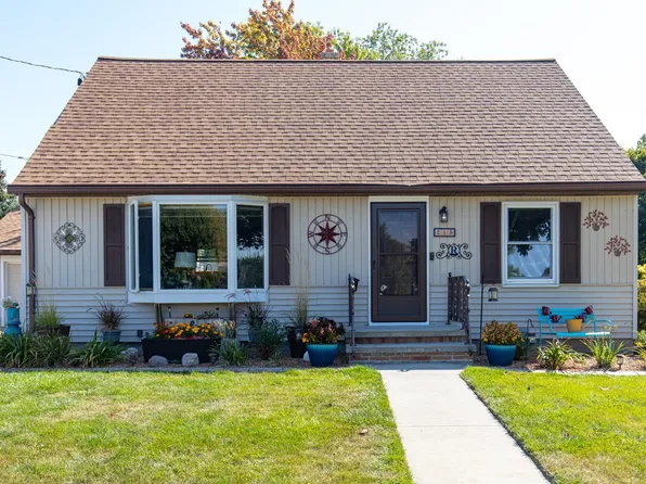 215 Kamps Ct, Combined Locks, WI 54113