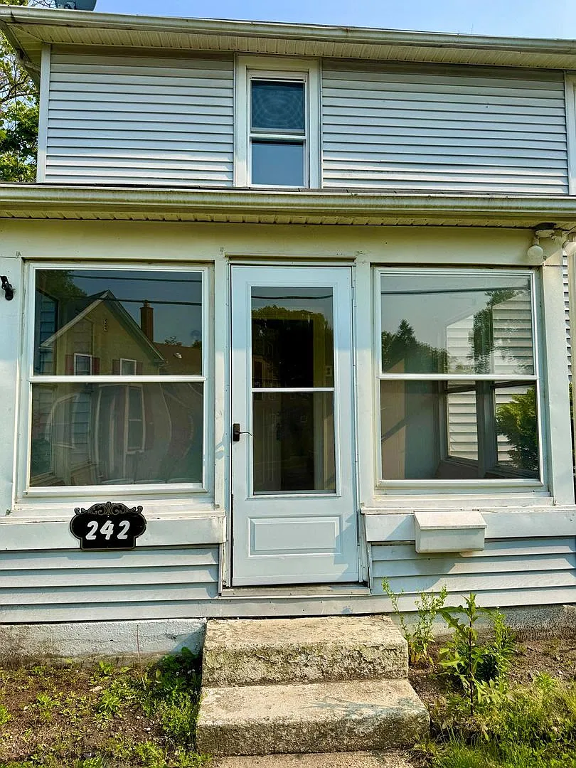 Spacious 3 Bedroom House with 1 bath for Rent — Photo 2