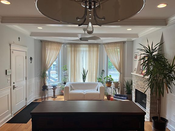 3rd image of 3130 W Fullerton Ave APT 1W